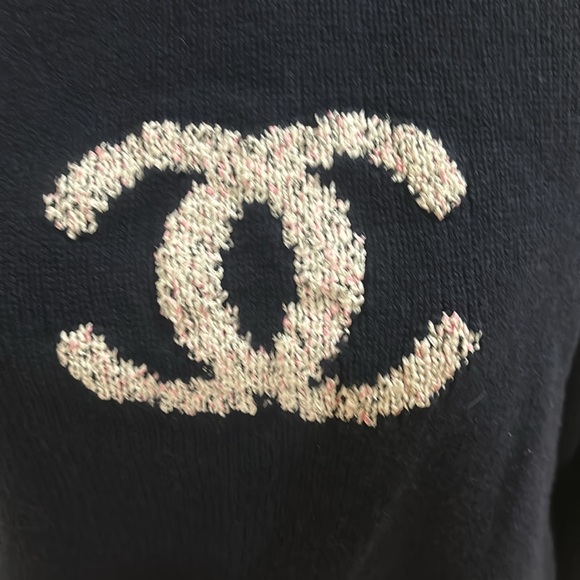 4️⃣5️⃣0️⃣0️⃣ brand new Authentic Chanel cashmere sweater - Picture 2 of 12